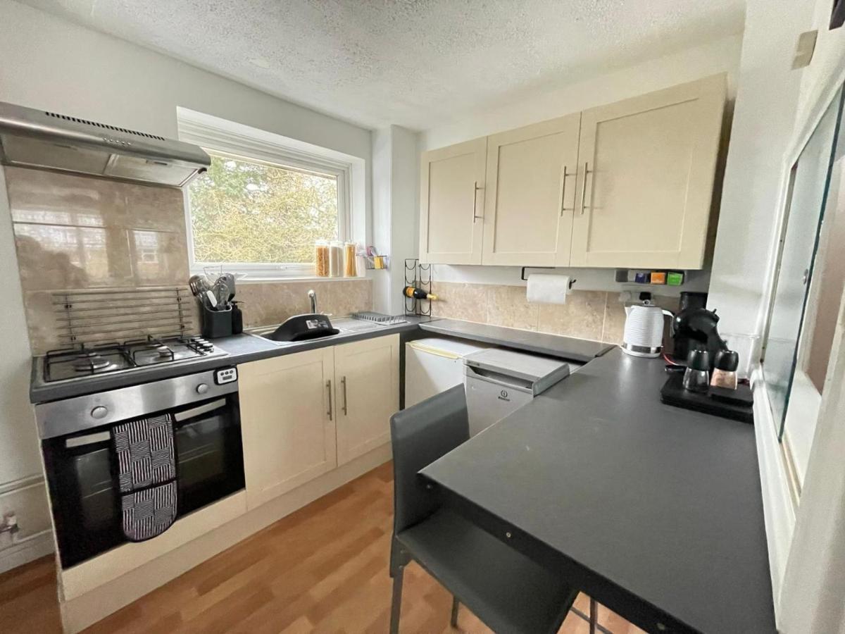 Lovely 1 Bed Home Near Hospital, With Parking & Garden Work Contractor Leisure, Sapphire CBG Exterior foto